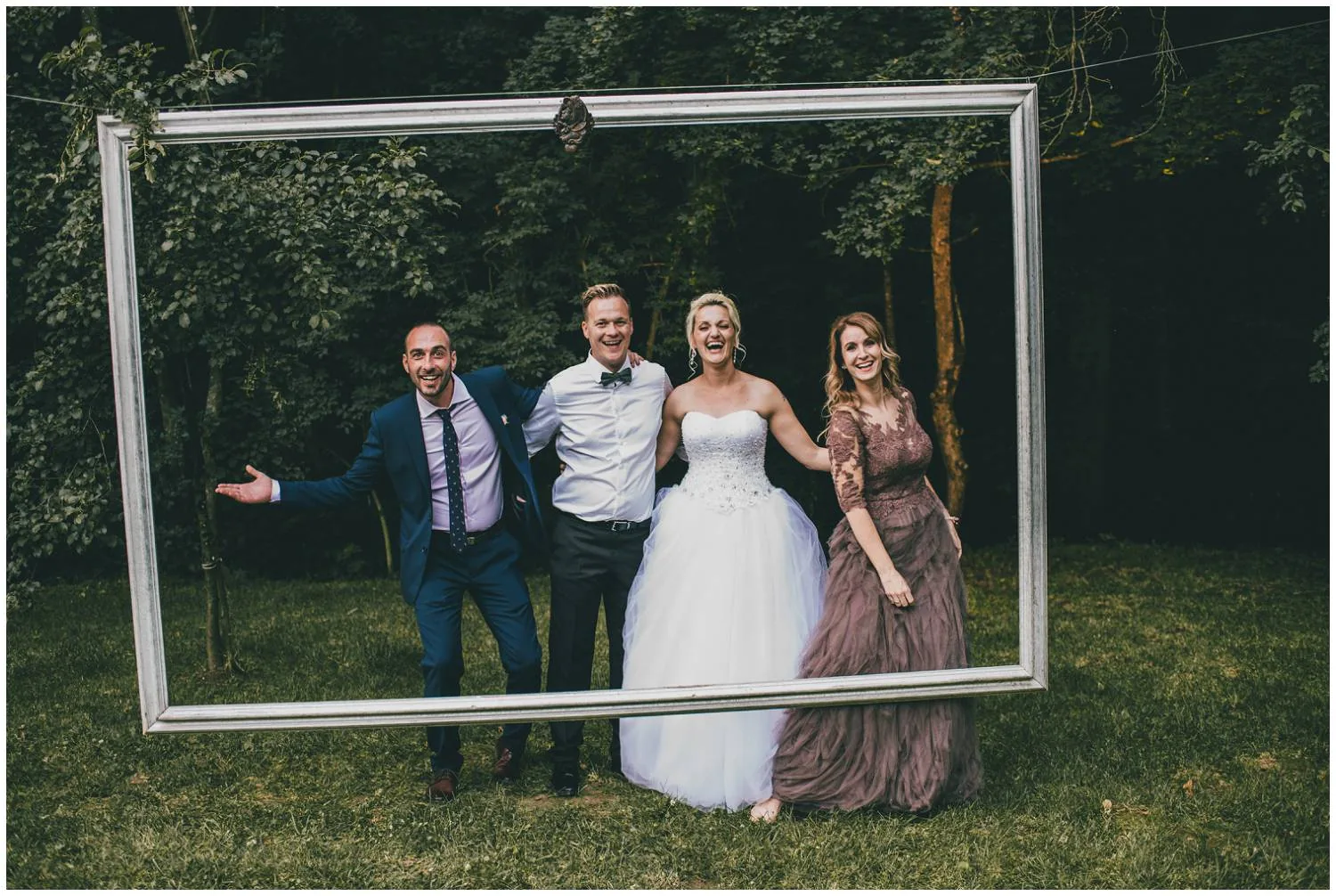 Fotografiranje gostiju s mladencima na vjenčanju