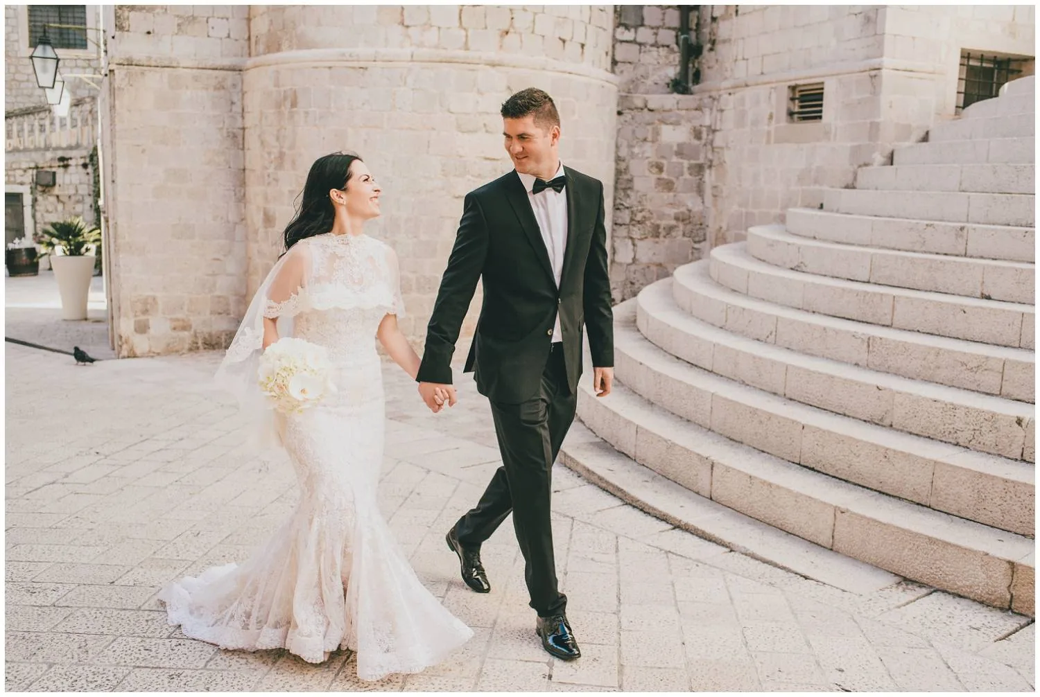 Mladenci pored stepenica u Dubrovniku