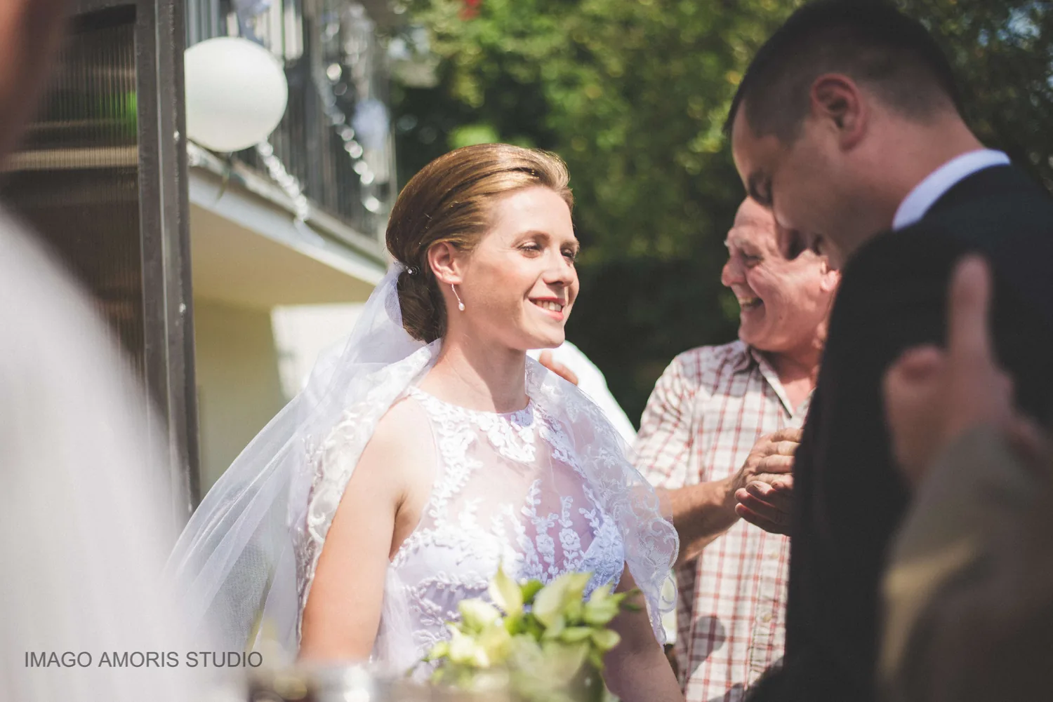 Fotograf za vjenčanja fotografira prvi susret mladenaca
