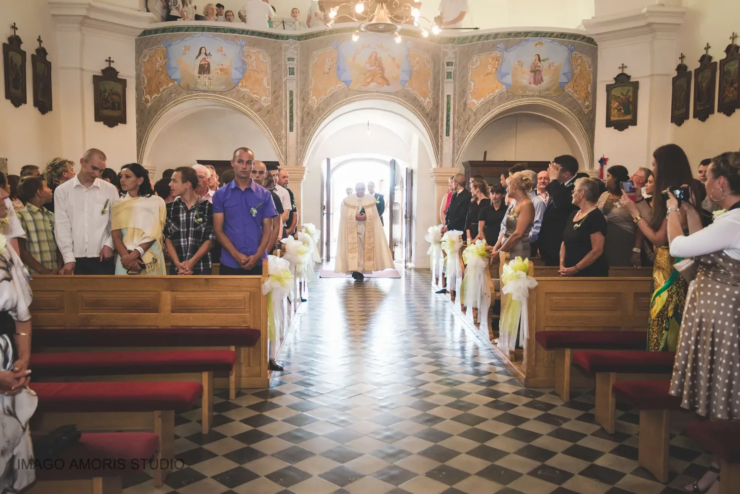 Vjenčanje u crkvi, ulazak svećenika