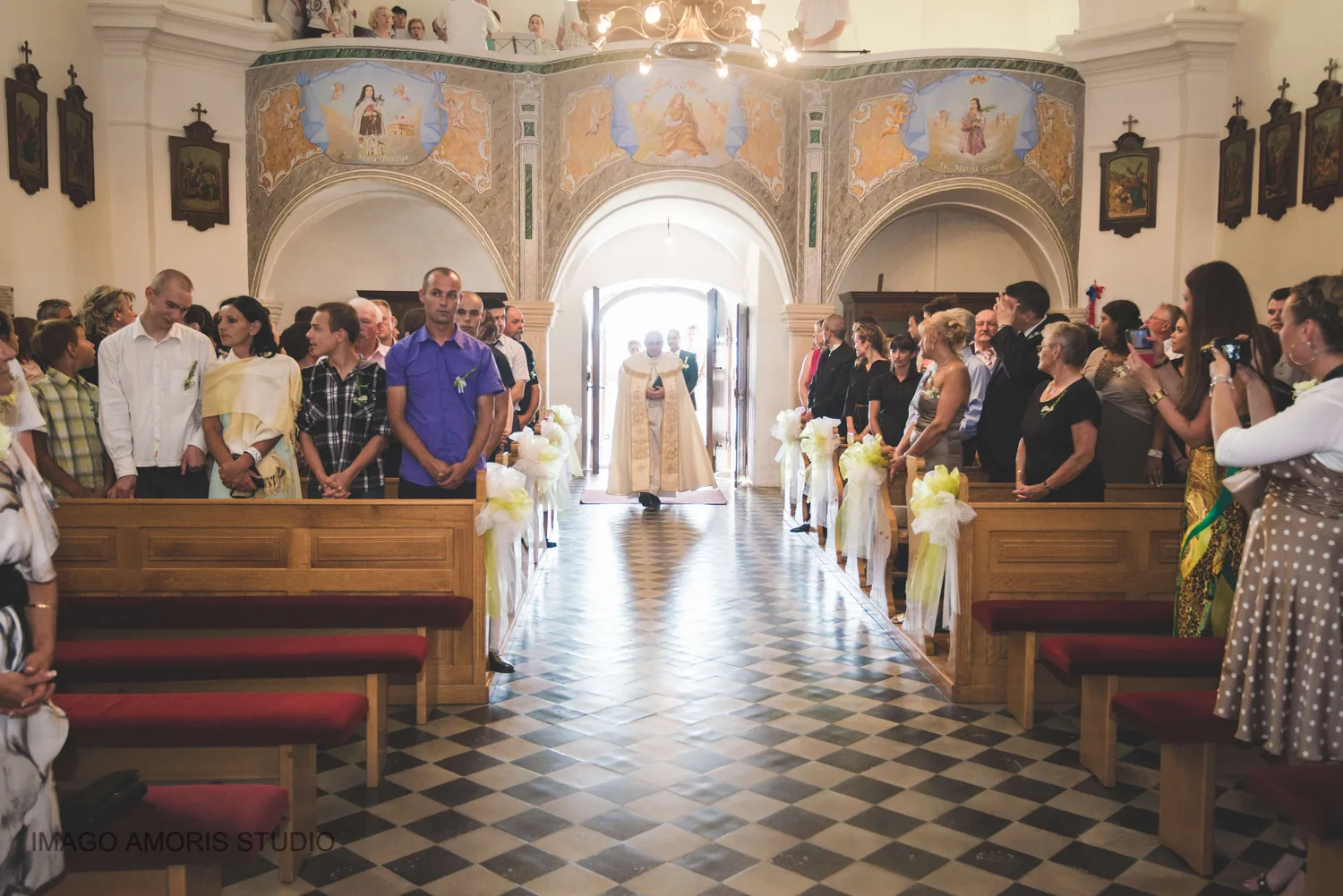 Vjenčanje u crkvi, ulazak svećenika