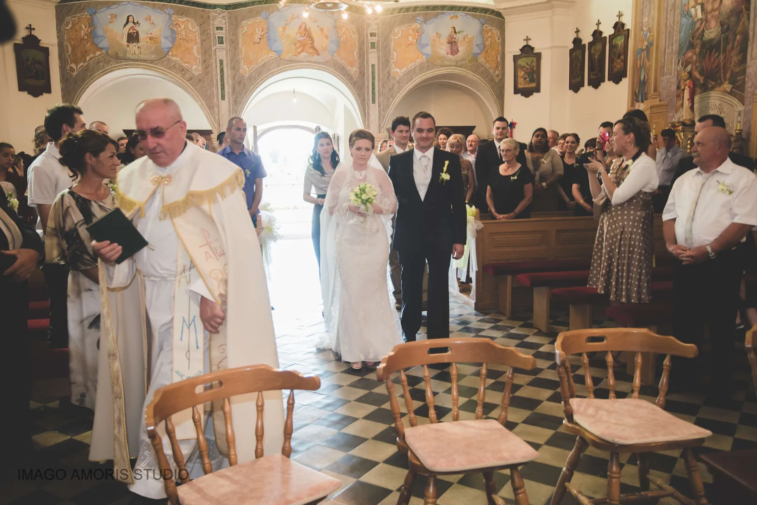 Fotografiranje i snimanje ulaska mladenaca u crkvu na vjenčanju u Zagrebu