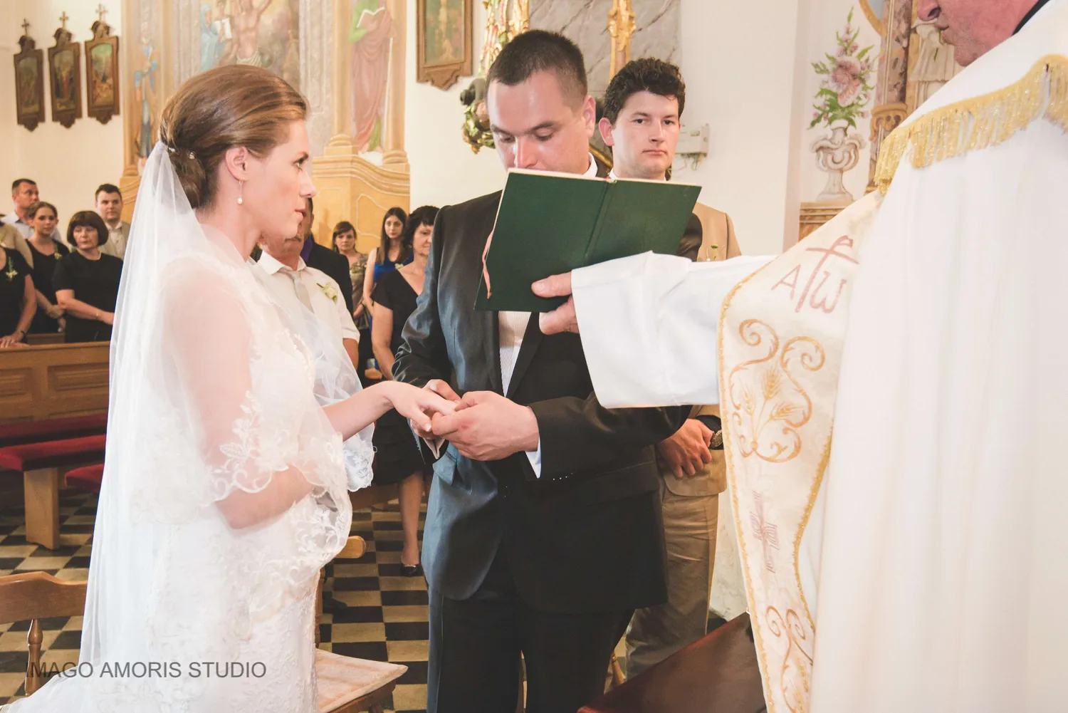 Snimanje razmjene prstenja na svadbi u crkvi