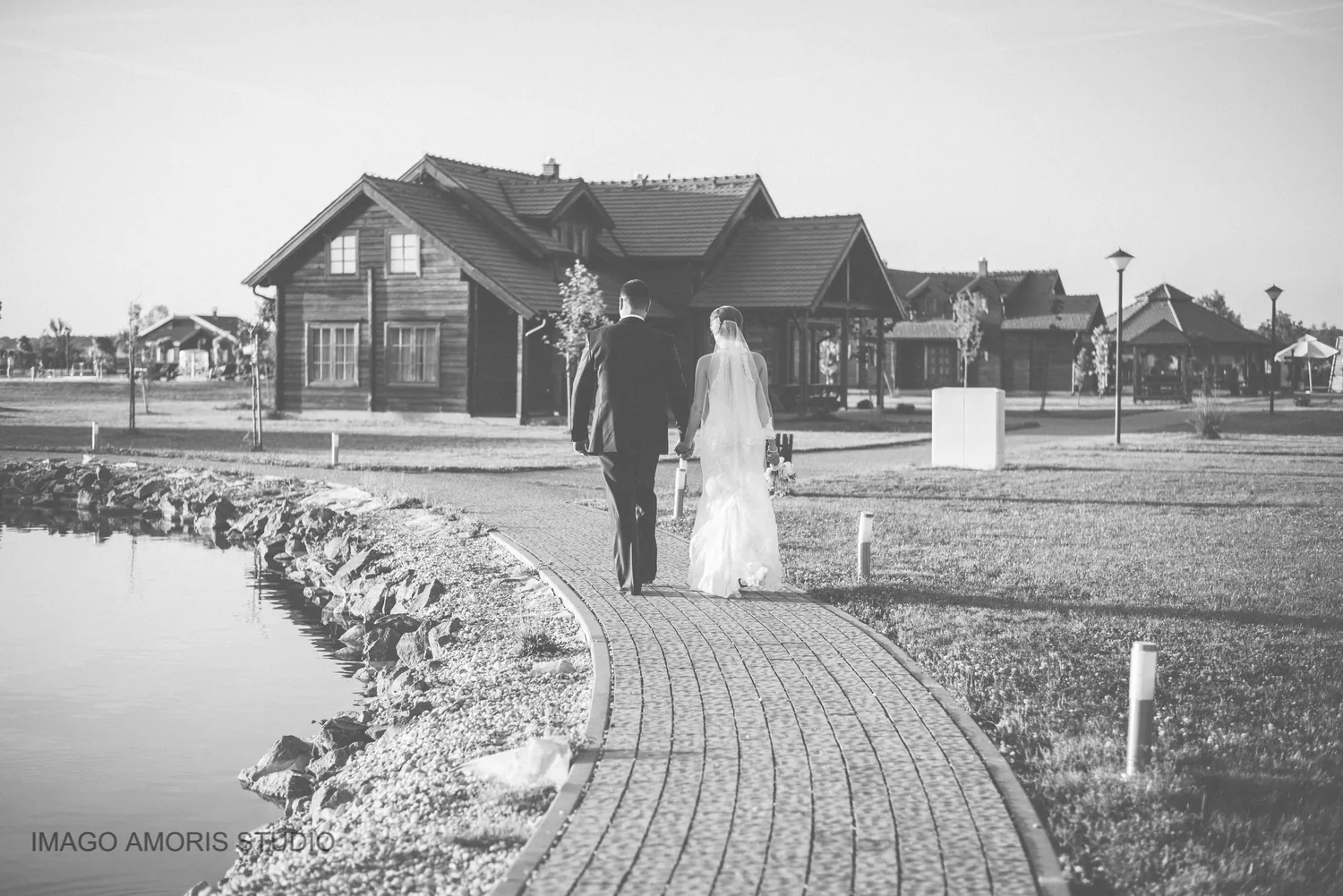 Fotografija šetnje mladenaca oko jezera na vjenčanju u Krašogradu
