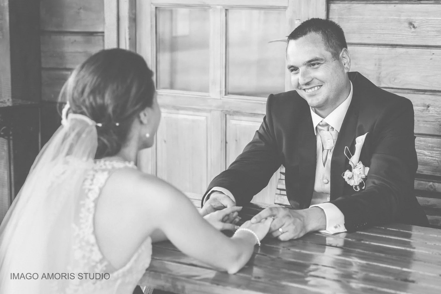 Fotografija razmjene pogleda mladenaca na vjenčanju