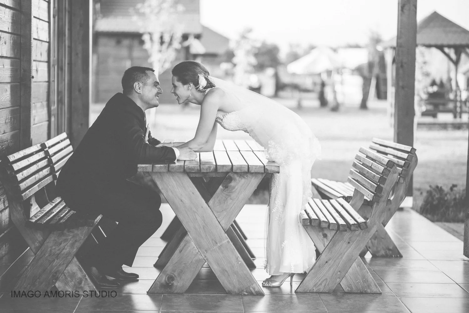 Mladenka se pribilžava mladoženji na fotografiji s foto sessiona u Krašogradu