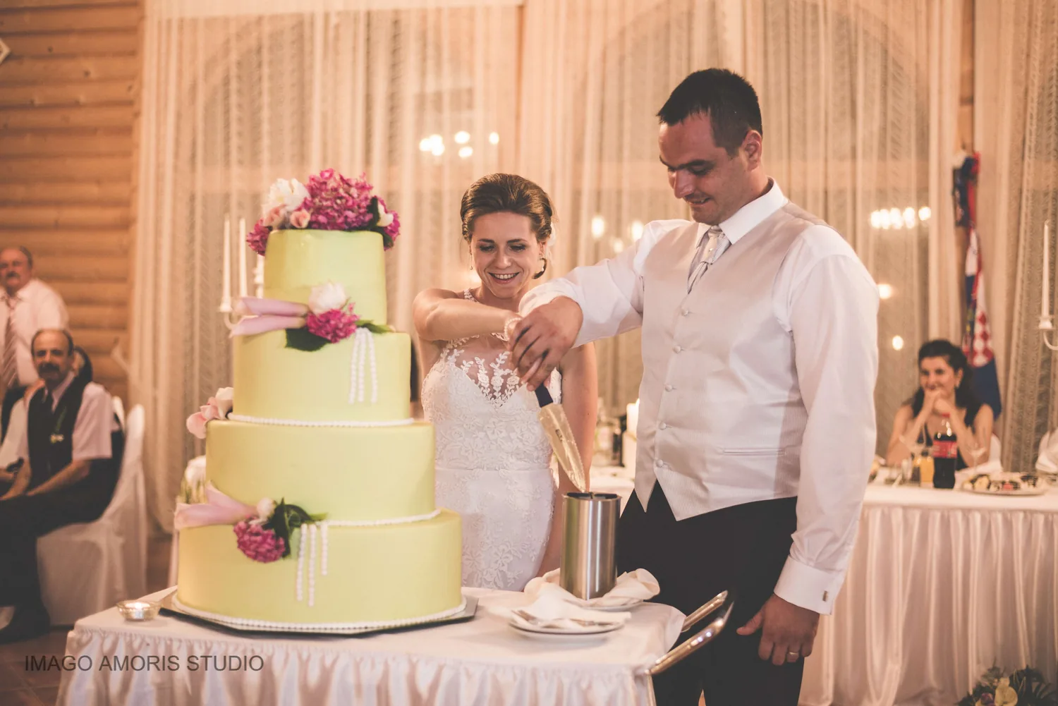 Fotografija rezanja vjenčane torte