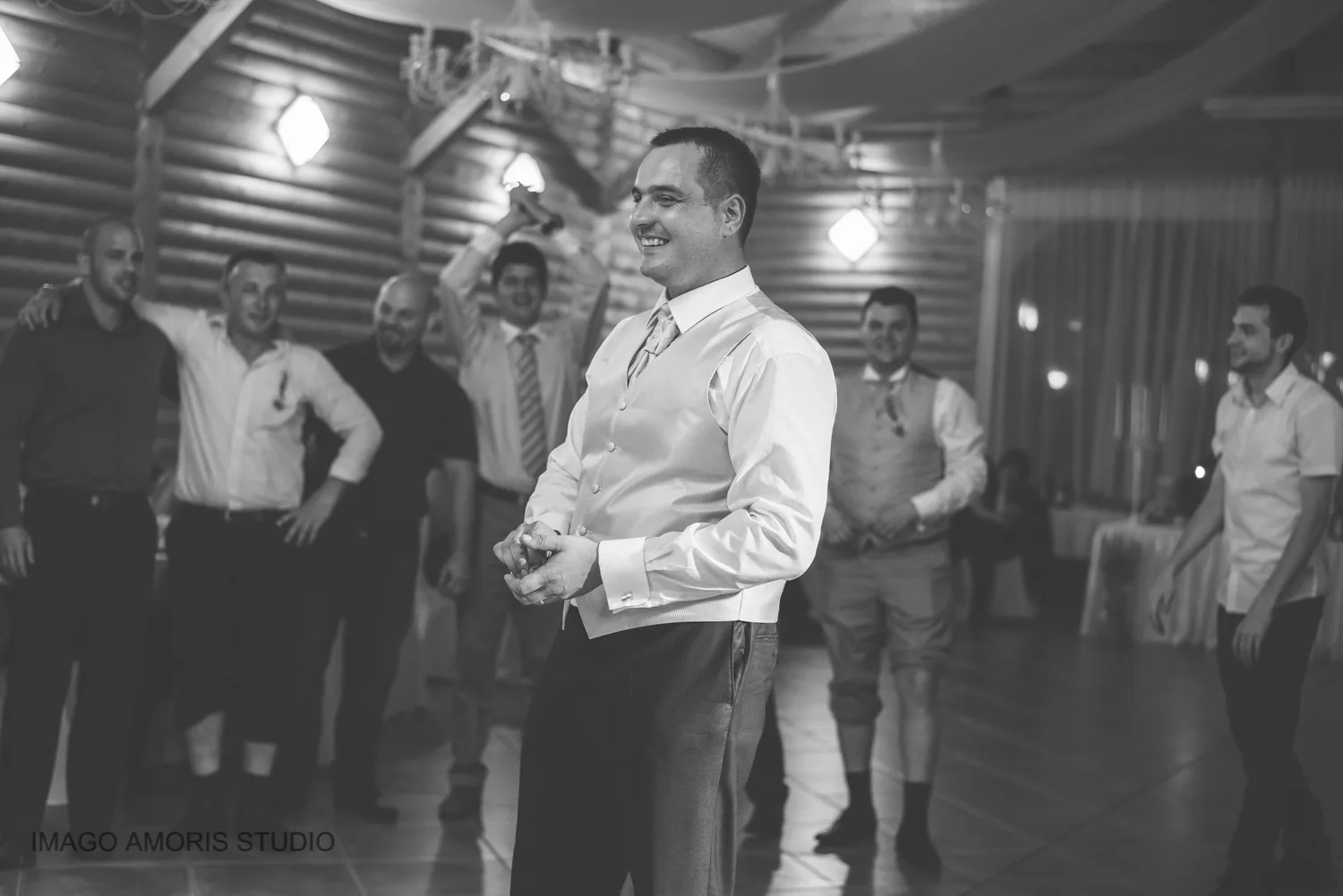 Fotografija mladoženje kako baca podvezicu na vjenčanju u Zagrebu