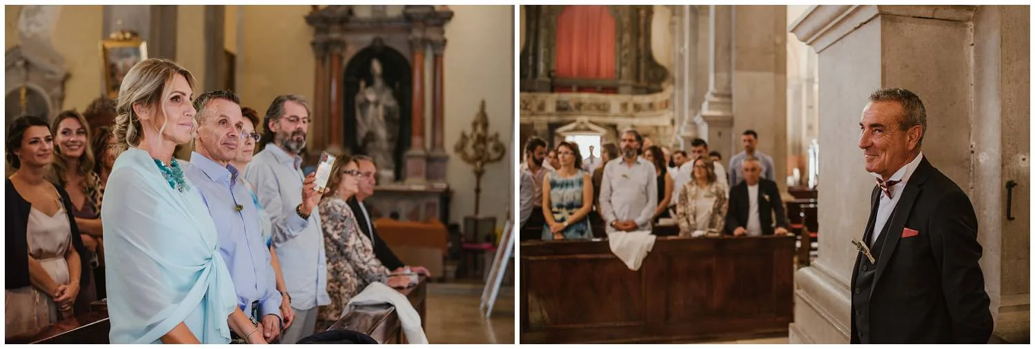 Gosti u crkvi na vjenčanju, roditelji u prvom planu