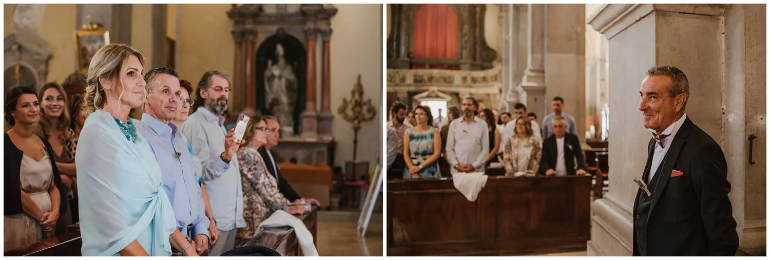Gosti u crkvi na vjenčanju, roditelji u prvom planu