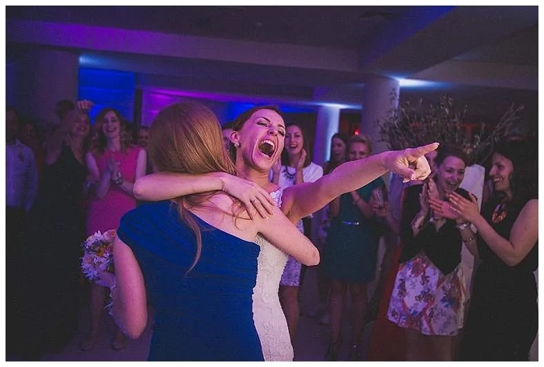 Fotografija mladenke i kume nakon bacanja vjenčanog buketa