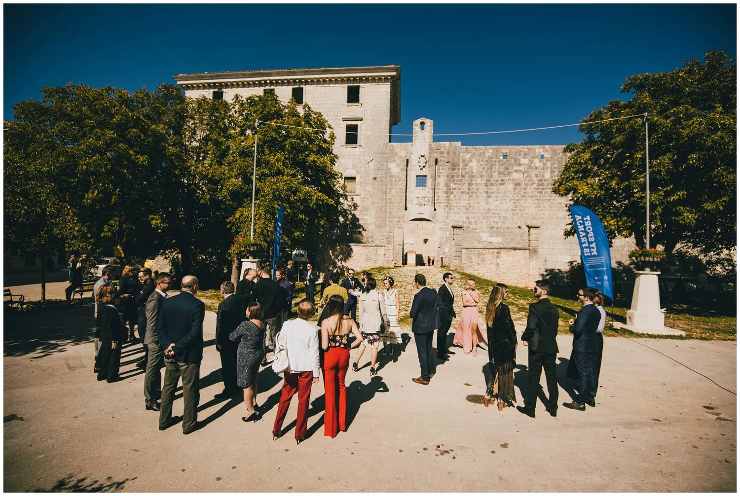 Fotografija svatova ispred dvorca Svetvinčenat