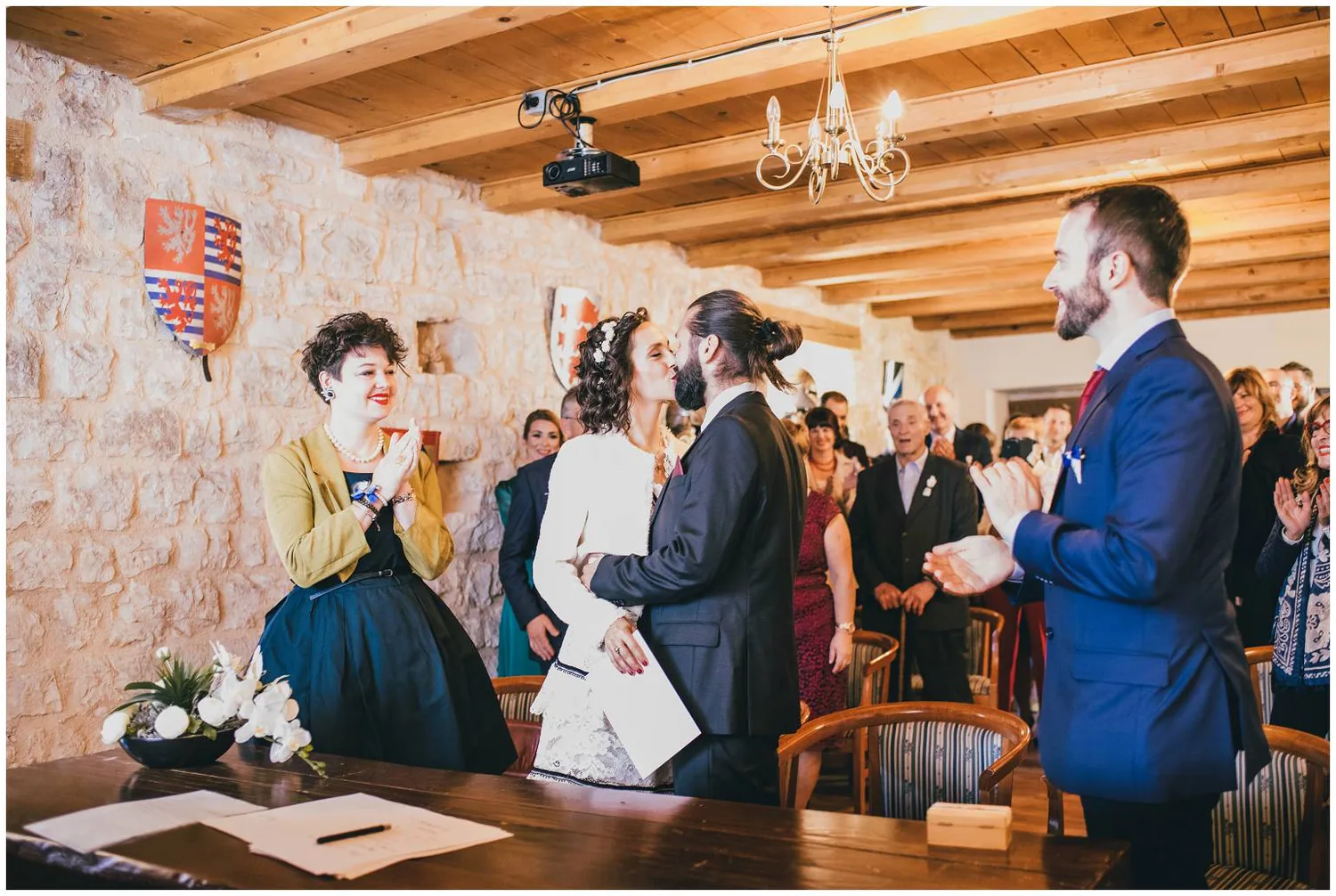 Fotografija prvog poljupca mladenaca na vjenčanju u dvorcu Svetvinčenat, Istra